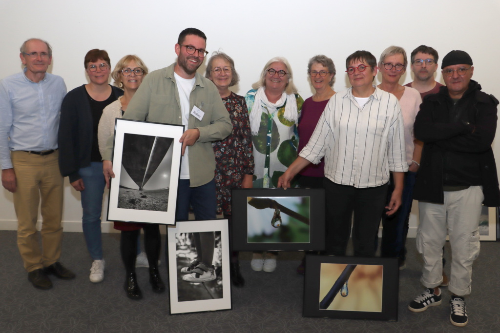 De gauche à droite, les auteurs des diptyques coups de cœur (3e Jérémy BARBAZA, 1ere Marie-Christine GUIHARD et absent sur la photo 2e Jean-Michel CHAMOULAUD), entouré d’une partie des coordinateurs de l’expo. De gauche à droite, les auteurs des diptyques coups de cœur (3e Jérémy BARBAZA, 1ere Marie-Christine GUIHARD et absent sur la photo 2e Jean-Michel CHAMOULAUD), entouré d’une partie des coordinateurs de l’expo.